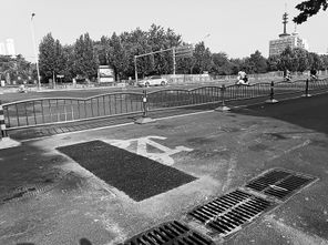 隔離樁拔了坑也修好了 鄭州市民發現路面問題可撥打城管服務熱線12319